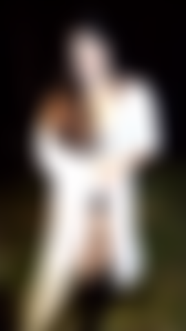 Enlève une chaussette, les pieds sont proches.