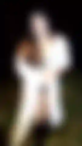 Enlève une chaussette, les pieds sont proches.