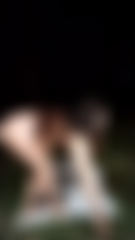 Sexy érotique dans la forêt.