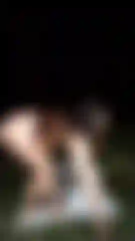 Sexy érotique dans la forêt.