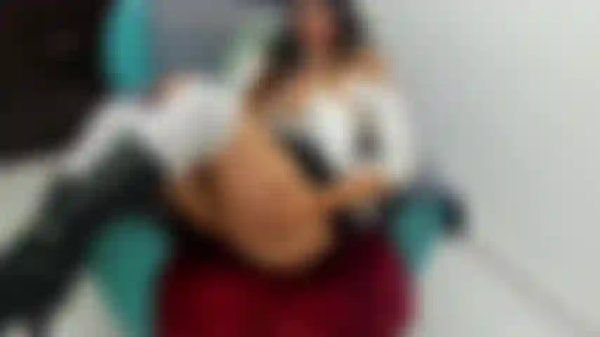 Je joue avec des bottes et une chatte.