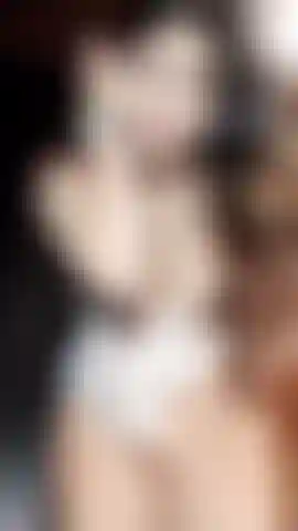 Regarde ma chatte timide.