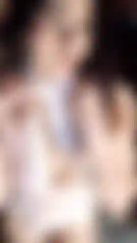 Les seins rebondissent.