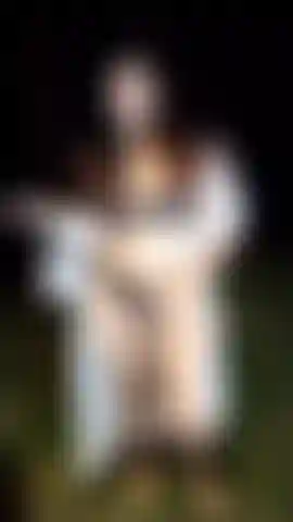 Chaussette dans la bouche, dans la forêt.