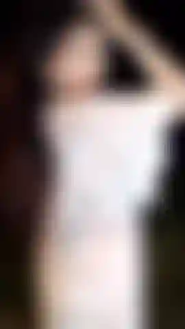 Je montre de la lingerie dans la forêt.