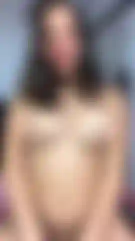 Aux gros seins qui rebondissent.