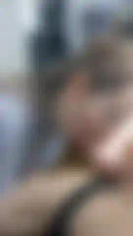 Enceinte, taquinant, léchant et suçant sa bite dure (sans le faire jouir).