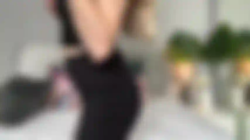 Les seins taquinent.