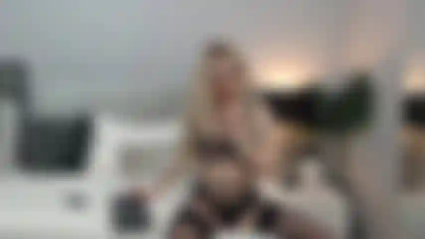 Un plug anal italien à gros propos et un jeu de gode.