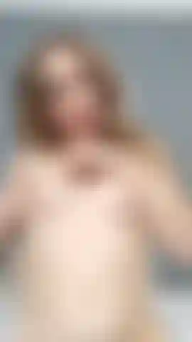 J'ai des fentes sur mes petits seins.