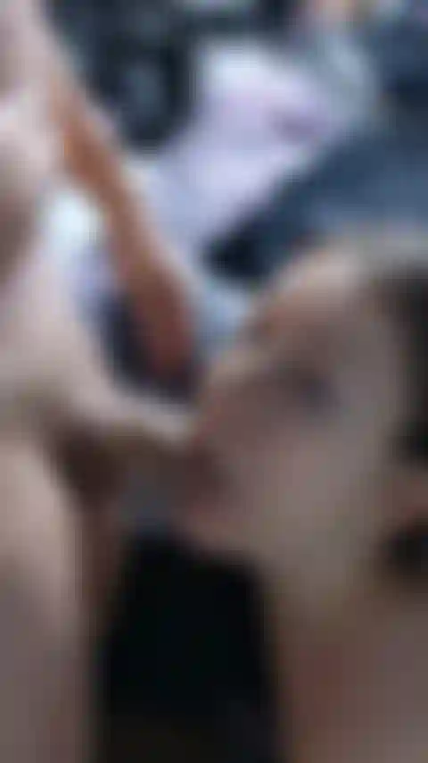 J'adore lui sucer la bite.