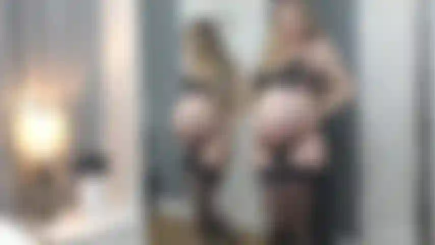 35 Enceinte de plusieurs semaines - jeu de strip-tease et seins de lait.