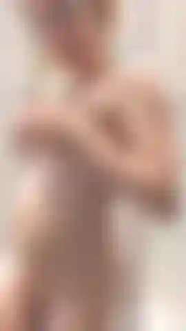 Je serre mes seins laiteux pour toi.