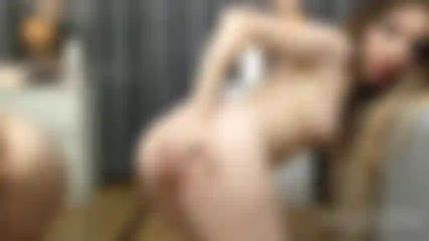 Montrant mes trous serrés de près dans le miroir.