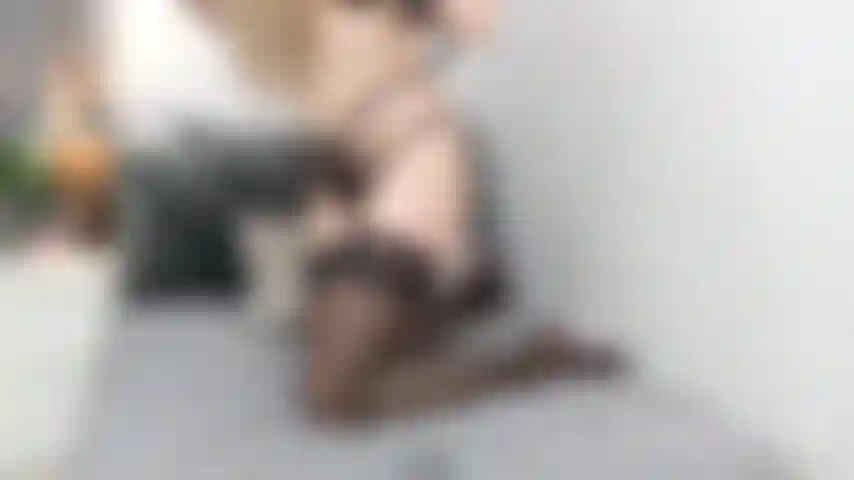 Joue avec une chatte anale avec un gode.