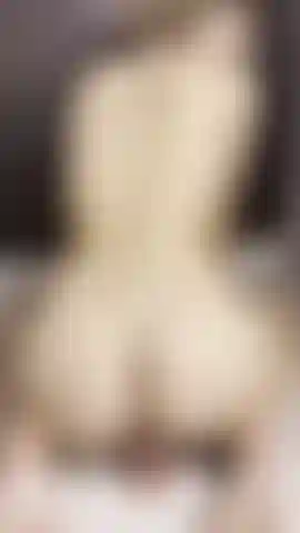 Comme mon cul est beau en chevauchant un gode sur le sol.