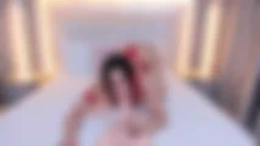 Vilaine fille qui joue avec ta bite dans sa petite bouche.