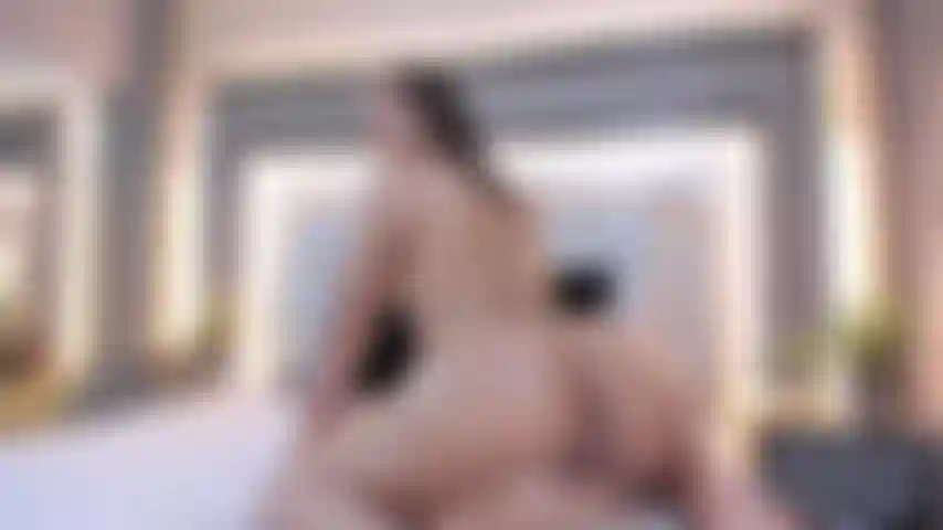 J'aime voir ton visage quand je te serre tout en rebondissant sur ta bite sans m'arrêter.