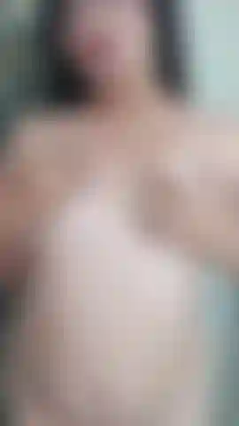 Je prends une douche pendant que je suce ta bite🥵.