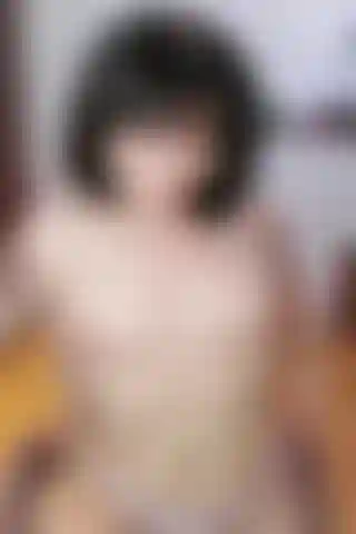 Un doux hoquet seins nus (. Je m'assois sur ma chaise en portant uniquement une culotte et me détends tranquillement pendant que mon corps sursaute de temps en temps à cause du hoquet. J'aime vous montrer mon ventre nu pour que les contractions du hoquet soient plus facilement visibles.).