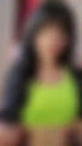 Striptease, petits seins et chatte poilue et trou du cul flash, avec gros plan et diffusion.