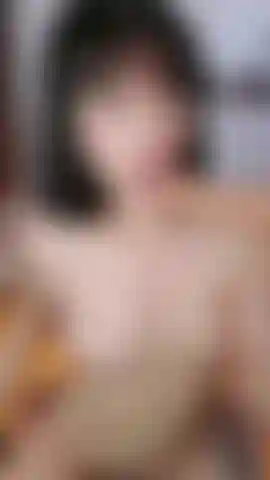 Pipe aux seins nus de hiccups sur un gode.