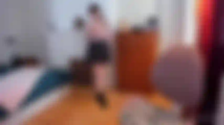 Striptease et chevauchant un gode et une bordure pour son petit ami (nom d'animal de compagnie papa).