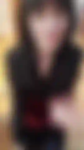 Pratique la gorge profonde sur mes genoux, une jolie pipe, un gros gode long.