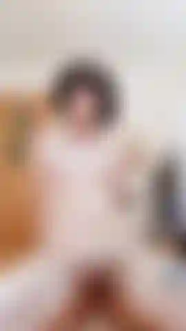 Un gode entièrement nu, un pur bonheur. Chatte poilue dans le besoin.