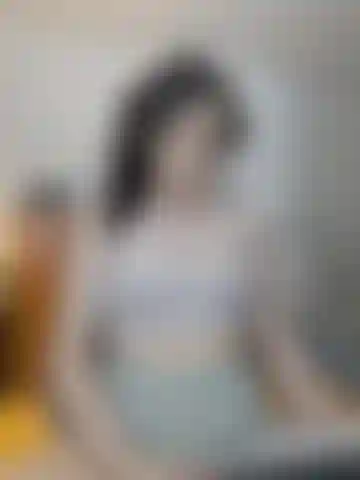 Je m'espionne pendant que je lisais et j'ai eu le hoquet. J'essaye de l'ignorer, mais c'est dur quand certains sont bruyants et font trembler mon corps troué ! Parfois elles sont juste petites et silencieuses aussi. (18 Minutes).