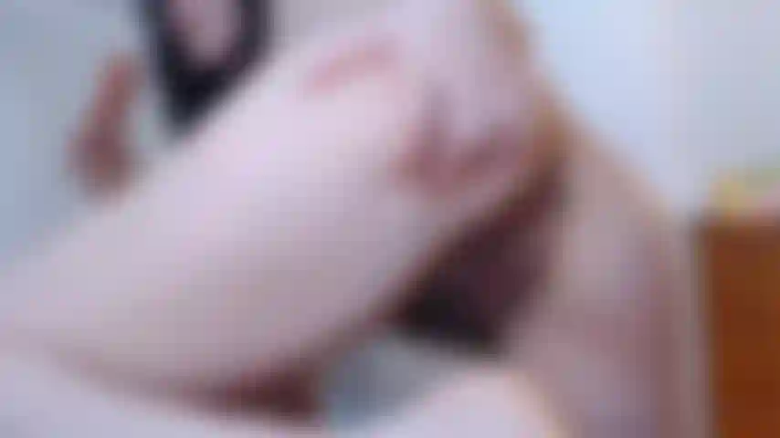 Un gode baise et suce et montre une webcam en direct en levrette et en gros plan.