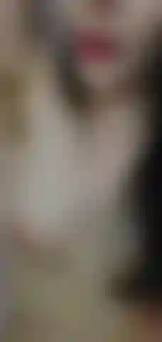 J'aime te taquiner. Je pose sensuellement et caresse mes aisselles poilues. Je vous offre une vue invitante sur mon buisson, mes petits seins et mes aisselles poilues. Je me lève pour que vous puissiez m'admirer de la tête aux genoux.