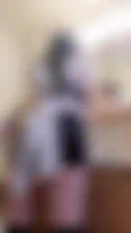 Une femme de ménage française sexy nettoie la salle de bain sans savoir qu'elle est enregistrée par une caméra cachée ! Ses fesses tremblent pendant qu'elle se frotte fort.