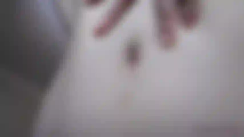 Je baise très bien mon nombril avec un doigt, un bullet vibe et un gros gode. // Je me défonce le nombril en utilisant tour tour un doigt, un vibro bullet et un gros gode.