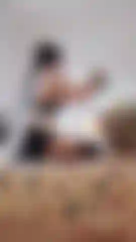 Profitez de cette charmante vidéo spontanée, filmée par une caméra cachée, de cette jolie femme de chambre française en train de plier le linge ! Elle est tellement sexy dans ce petit uniforme et ses chaussettes noires jusqu'aux genoux.