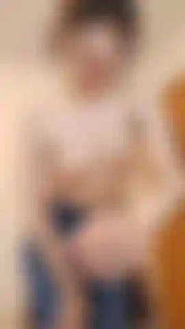 Striptease, chatte poilue en gros plan. Cul écarté, mamelons durs, aisselles poilues.