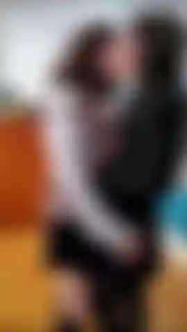 ( G/g) séance de baisers sensuels avec ma copine portant des soutiens-gorge et des jupes.