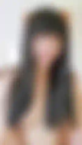 Regardez Lunasha commencer sa journée en brossant et en coiffant ses longs cheveux noirs. Puis, elle a envie de s'amuser et taille une pipe sur son gode, le chatouillant même avec ses cheveux. Cette séance l'excite, alors elle monte sur son lit et…