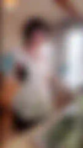 Admirez la vue d'une femme de ménage française sexy qui fait la vaisselle, sans se rendre compte qu'elle est filmée ! Elle est si mignonne dans sa petite tenue et avec ses écouteurs !