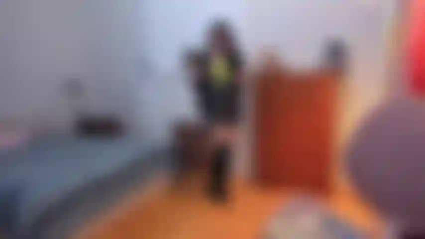 Une pipe intense bâclée sur un gode toute nue.