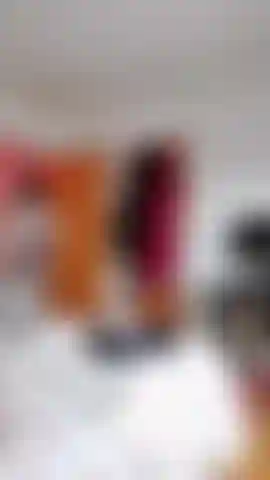 Espionnez cette femme de chambre française sexy pendant qu'elle passe l'aspirateur et lave les sols.