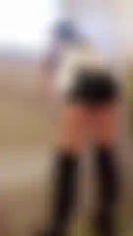 J'espionne une femme de chambre française qui nettoie le bain.