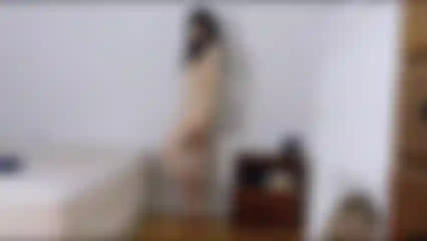 Je modélise des bikinis et de la lingerie. Alors je vais sur mon lit en position de missionnaire pour me masturber. Frottant mon clitoris, pinçant mes mamelons et baisant ma chatte avec deux doigts, je joue avec moi-même jusqu'à l'orgasme.