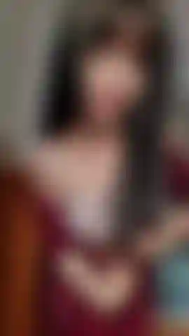 Des seins, un cul et une chatte poilue flash.