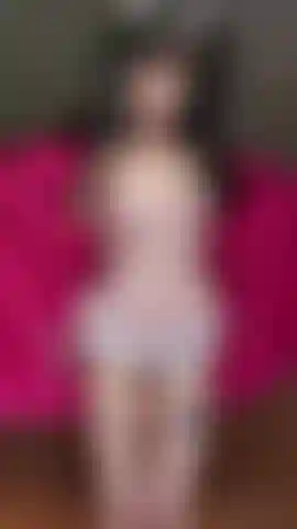 Une fille kawaii faisant un strip-tease.