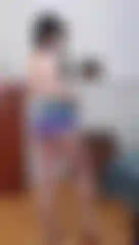 Une fille poilue se lève la masturbation.