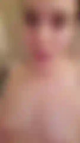 Je joue avec mon gode sous la douche.