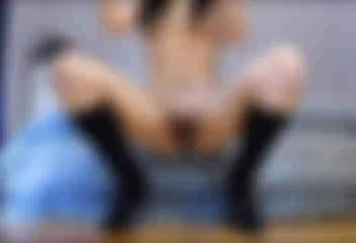 Fingering myself until i cum while i'm wearing high heel boots. // Je suis chausse de bottes talons hauts et je me doigte jusqu' l'orgasme.