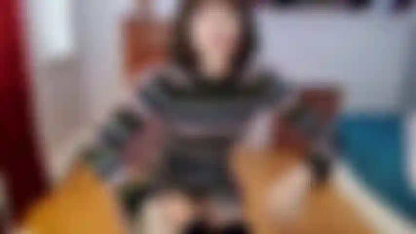 Une fille poilue rétro se doigte la chatte humide.