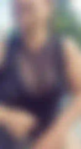 Je suis en maillot de bain, debout de toute ma hauteur.